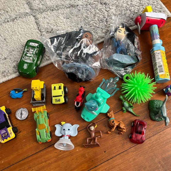 Bundle of mix small toys - Picture 1 of 4